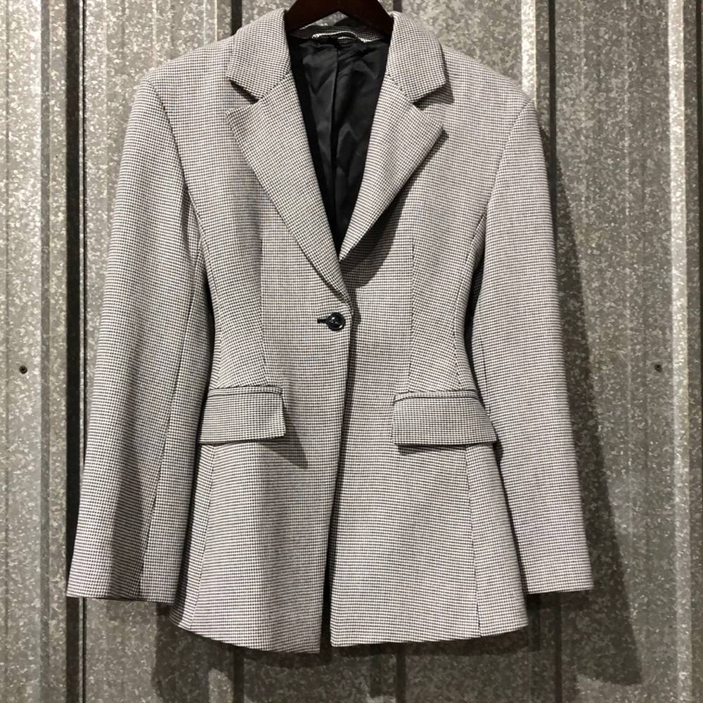 Black and gray blazer